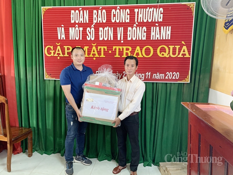 Chương trình “Ân tình với miền Trung”: Trao yêu thương và sẻ chia khó khăn  tới học trò vùng lũ