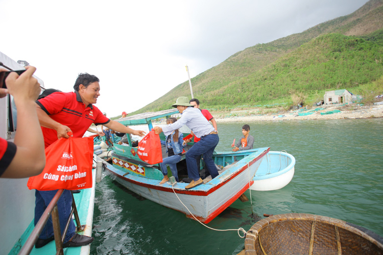 Bia Bivina & Larue chia sẻ cùng cộng đồng sau bão Damrey