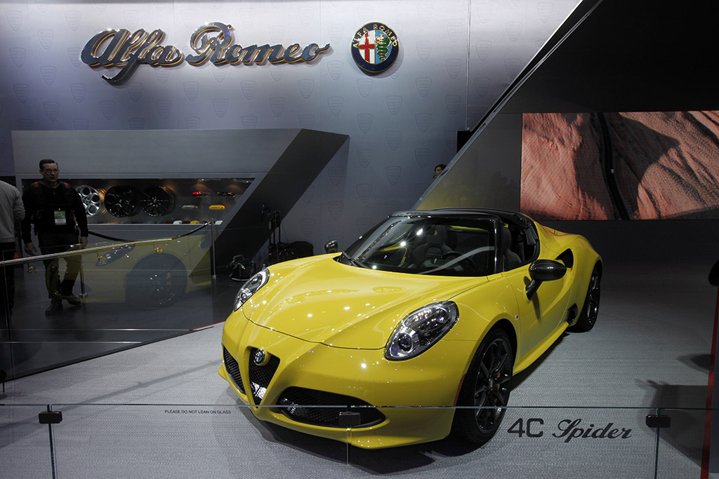 "Hoàng tử nhỏ" Alfa Romeo 4C ra mắt bản Spider 2016