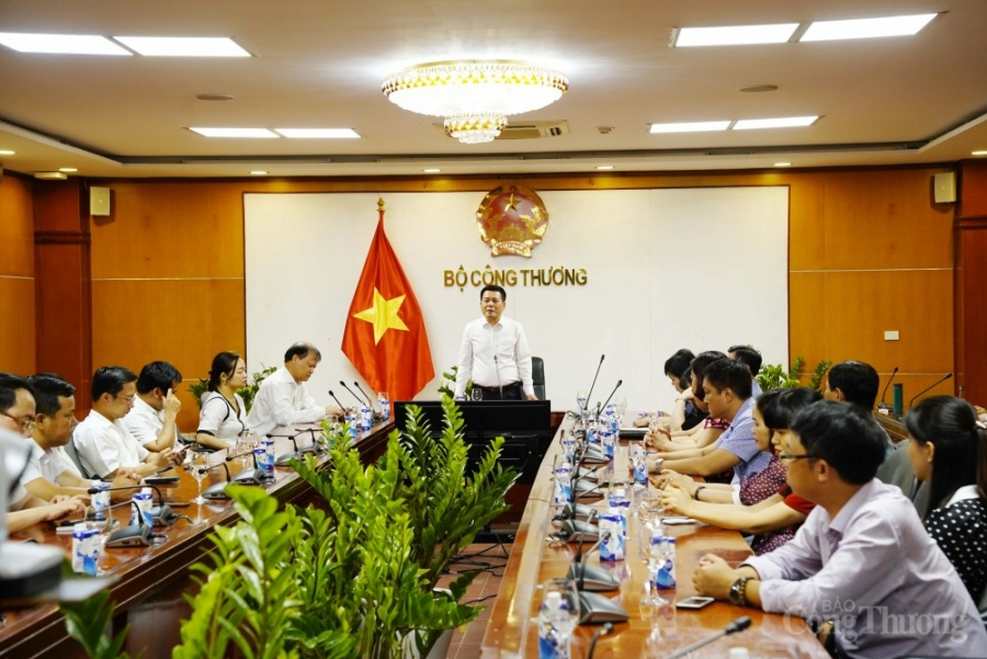 Bộ trưởng Bộ Công Thương Nguyễn Hồng Diên chúc mừng các cơ quan báo chí thuộc ngành Công Thương