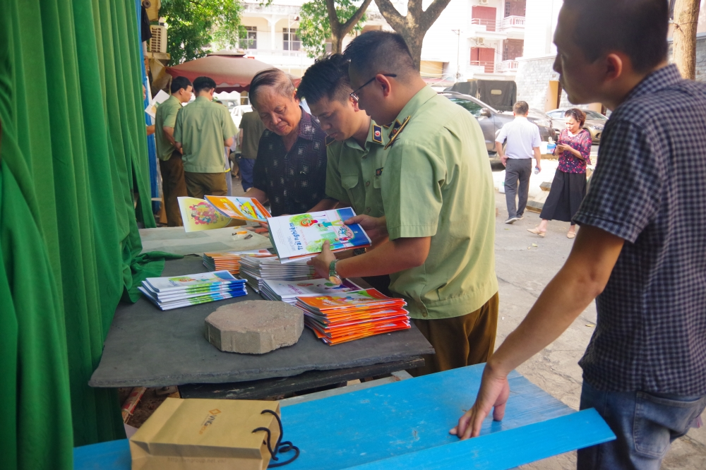 Hà Nội: Tạm giữ gần 2,3 tấn bìa và ruột sách bán thành phẩm có dấu hiệu in lậu