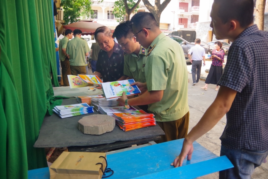 ha noi tam giu hon 2200 kg bia va ruot sach ban thanh pham co dau hieu in lau