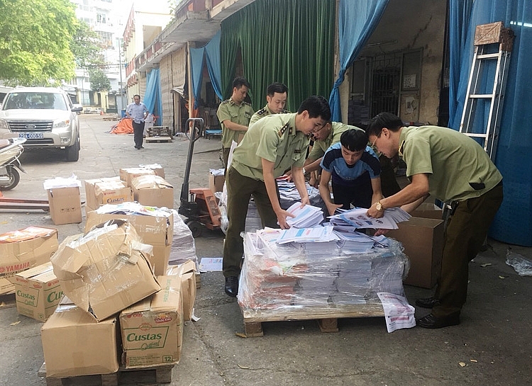 ha noi tam giu hon 2200 kg bia va ruot sach ban thanh pham co dau hieu in lau