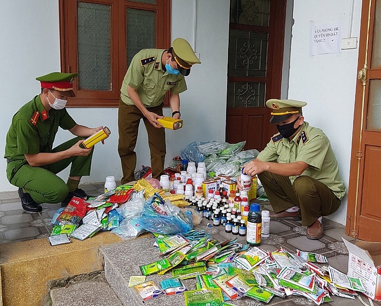 Lào Cai: Thu giữ lượng lớn thuốc bảo vệ thực vật vô chủ