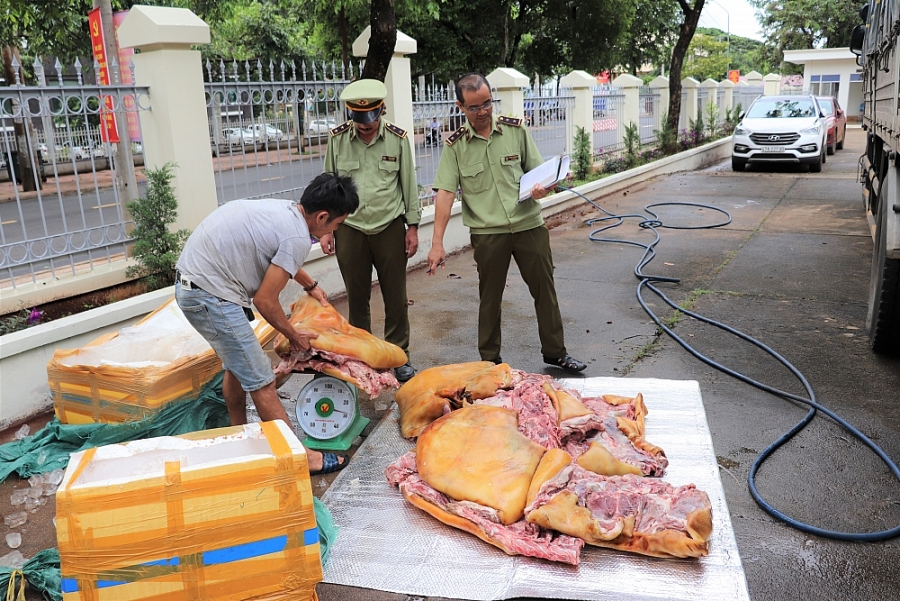 Đắk Lắk: Chặn đứng 3 tạ thịt heo bốc mùi hôi thối