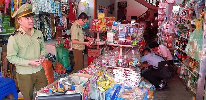 Lạng Sơn: Phát hiện hàng trăm chiếc bánh nướng quá hạn sử dụng được bày bán công khai