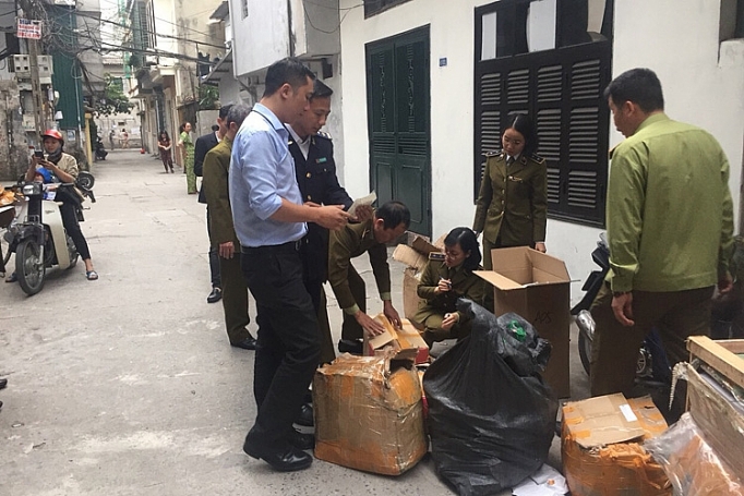 Hà Nội: Đột kích cơ sở kinh doanh đang “hô biến” nhãn mác từ Trung Quốc thành hàng hiệu