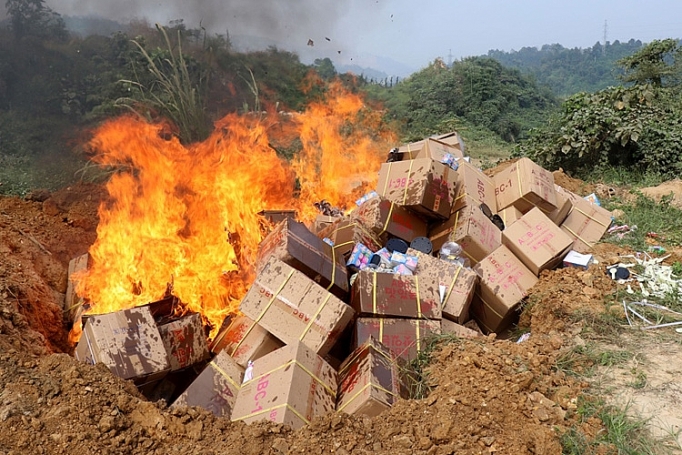 lao cai tieu huy tren 85 tan banh keo do choi tre em nhap lau