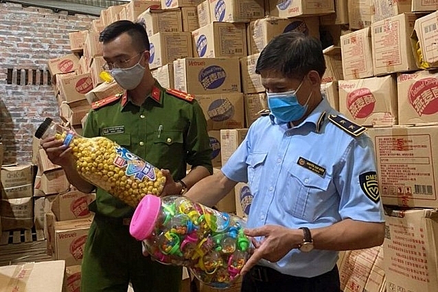 Số lượng thùng bánh kẹo không rõ nguồn gốc bị thu giữ