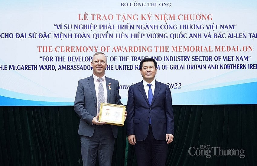 Bộ Công Thương trao Kỷ niệm chương cho Đại sứ Anh tại Việt Nam Gareth Ward