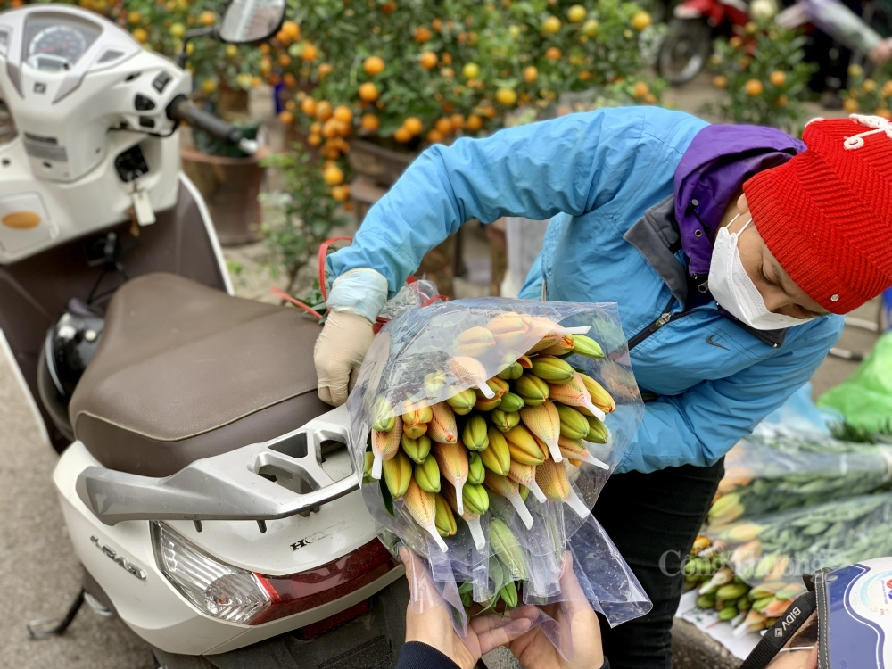 Không khí Hà Nội đang trở nên bận rộn, tấp nập hơn bất cứ lúc nào. Người người nhà nhà mong chờ một năm mới bình an sắp tới, mong cho dịch bệnh sớm qua đi trả lại cho Hà Nội những ngày tháng bình yên như trước đây. Không khí Hà Nội đang trở nên bận rộn, tấp nập hơn bất cứ lúc nào. Người người nhà nhà mong chờ một năm mới bình an sắp tới, mong cho dịch bệnh sớm qua đi trả lại cho Hà Nội những ngày tháng bình yên như trước đây.