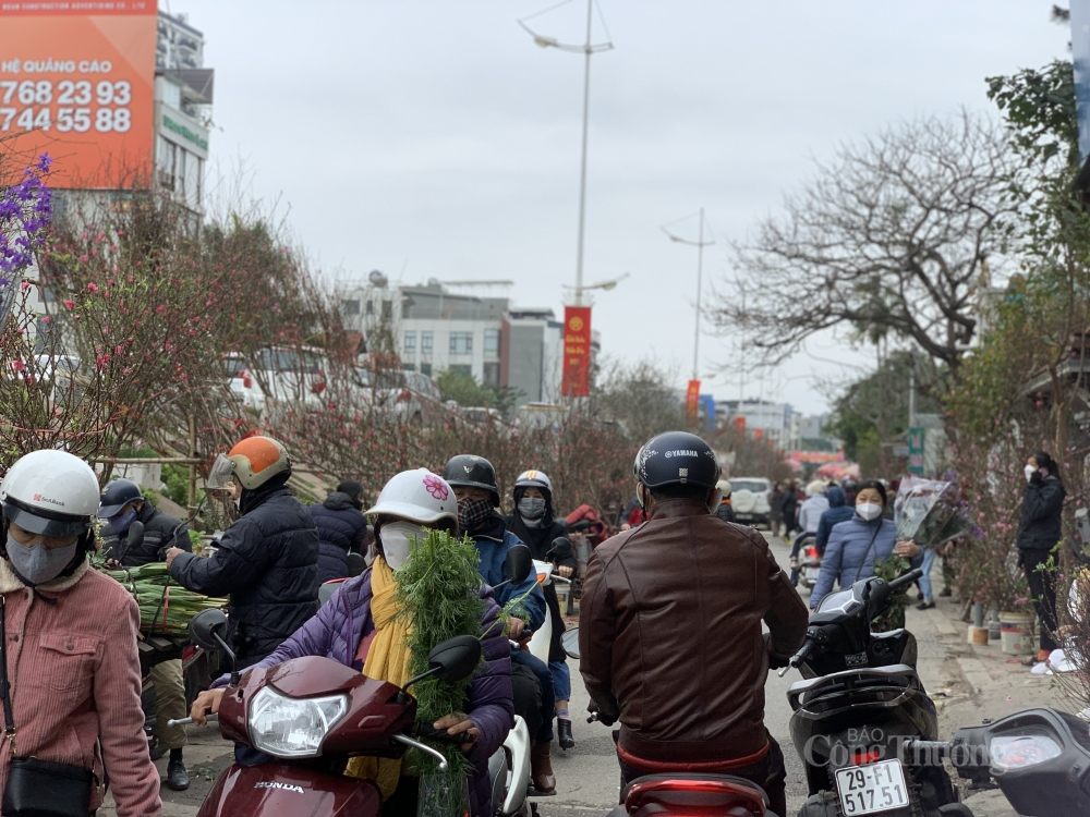 Cái lạnh của đợt gió mùa mới về không làm “thú vui” đi chợ hoa người Hà Nội “chùn” lại. Cái lạnh của đợt gió mùa mới về không làm “thú vui” đi chợ hoa người Hà Nội “chùn” lại.