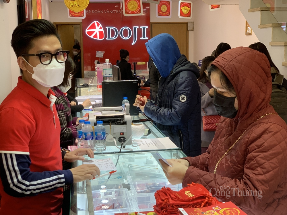 Nhiều khách mua hàng cho biết, năm nay, bên cạnh các sản phẩm vàng ép vỉ quen thuộc như Âu Vàng Phúc Long, Kim Thần Tài, thì DOJI có các sản phẩm Kim Dần – linh vật của năm Nhâm Dần 2022. Là dòng sản phẩm chủ lực của DOJI trong mùa Thần Tài, đồng vàng Kim