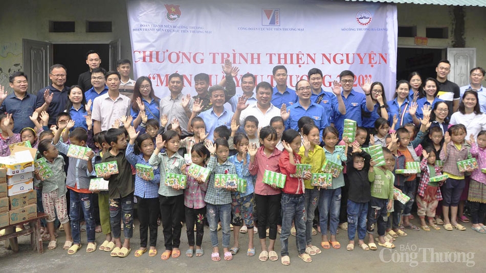 Chương trình mang đến những món quà nhỏ cho các em học sinh của một số điểm trường, đồng thời bàn giao công trình xây dựng, cải tạo lại điểm trường xuống cấp tại huyện Hoàng Su Phì