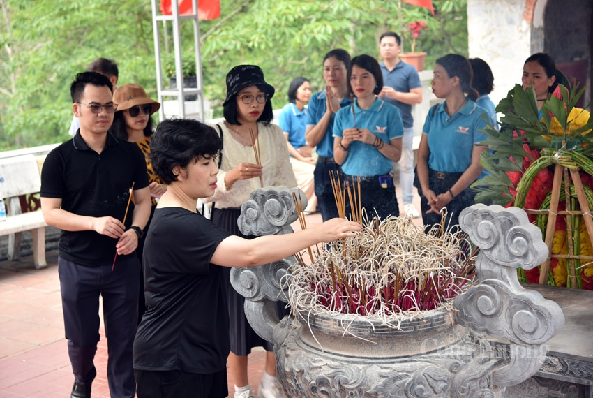 “Nối nhịp” yêu thương đến học sinh nghèo vượt khó tại Hà Giang “Nối nhịp” yêu thương đến học sinh nghèo vượt khó tại Hà Giang