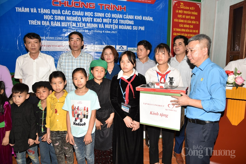 “Nối nhịp” yêu thương đến học sinh nghèo vượt khó tại Hà Giang “Nối nhịp” yêu thương đến học sinh nghèo vượt khó tại Hà Giang