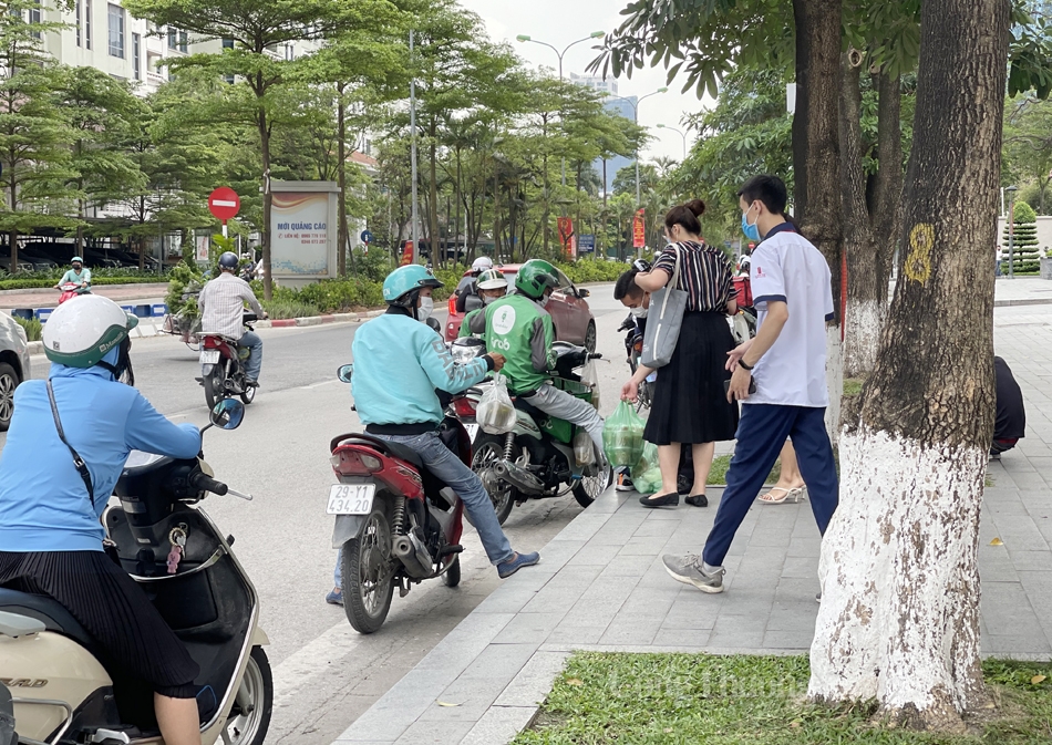 Do tình hình dịch bệnh nên nhiều người khi nhận đơn hàng từ các shipper cũng đứng khoảng cách xa để lấy đồ.