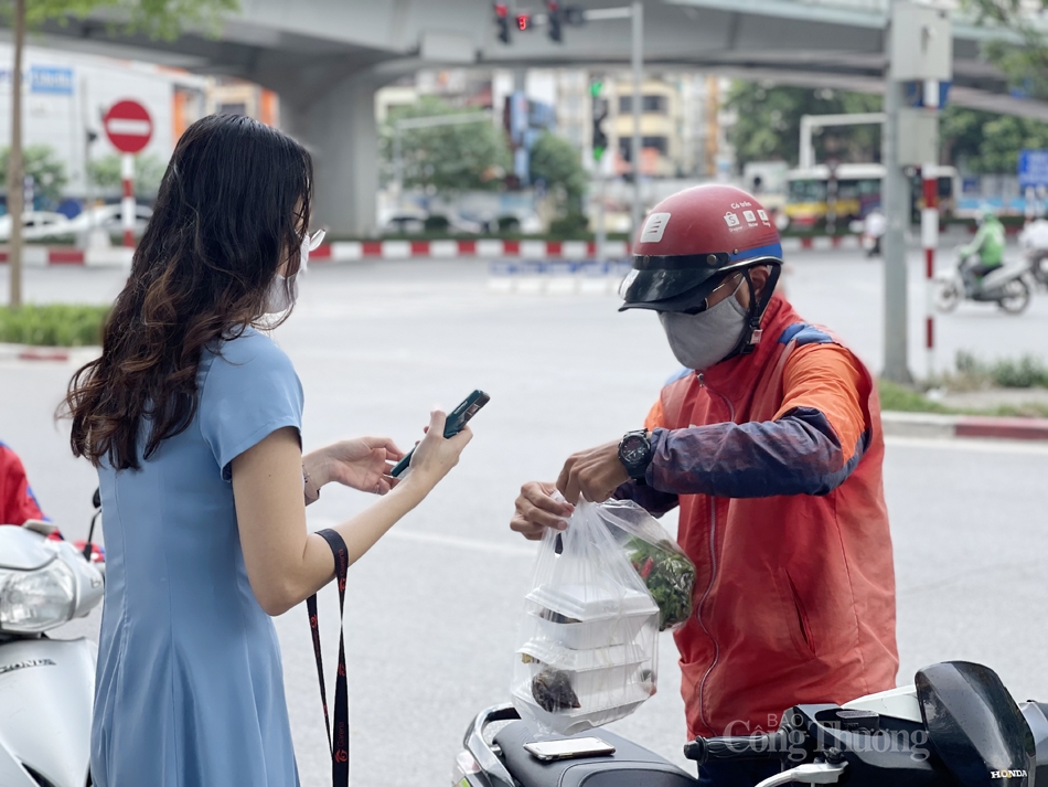 Anh Hoàng - một shipper lấy đơn hàng ở quán cơm trên phố Nghĩa Tân cho biết, những ngày này lượng người đặt đồ ăn online tăng nên đã chạy liên tục để chuyển đơn cho khách. Hầu hết các đơn hàng tập trung vào khoảng 11 giờ trưa đến khoảng 1 giờ chiều, đây là thời gian cao điểm có lượng người đặt nhiều nhất.