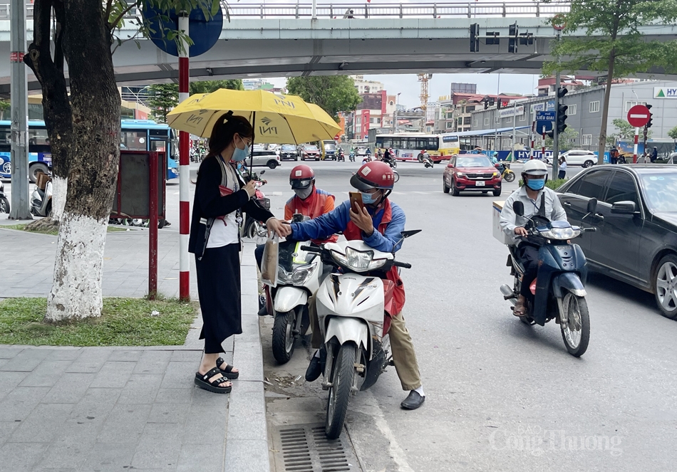 Mặc dù nhu cầu giao hàng trong mùa dịch bệnh tăng cao nhưng hiện các ứng dụng vận chuyển và doanh nghiệp giao nhận hàng hóa chưa tăng giá dịch vụ. Tuy nhiên, trước nhu cầu sử dụng dịch vụ tăng đột biến như hiện nay, rất nhiều khả năng các hãng vận chuyển sẽ tăng giá dịch vụ trong thời gian tới.