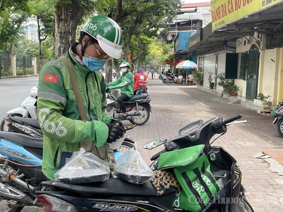 Những ngày gần đây lượng khách đặt đồ ăn qua ứng dụng tăng lên nhiều, phải tiếp xúc với nhiều người nên mọi người luôn đeo khẩu trang khi đi làm và sắm thêm chai nước sát khuẩn để dùng cho yên tâm - Một shipper đến nhận đơn cho biết.