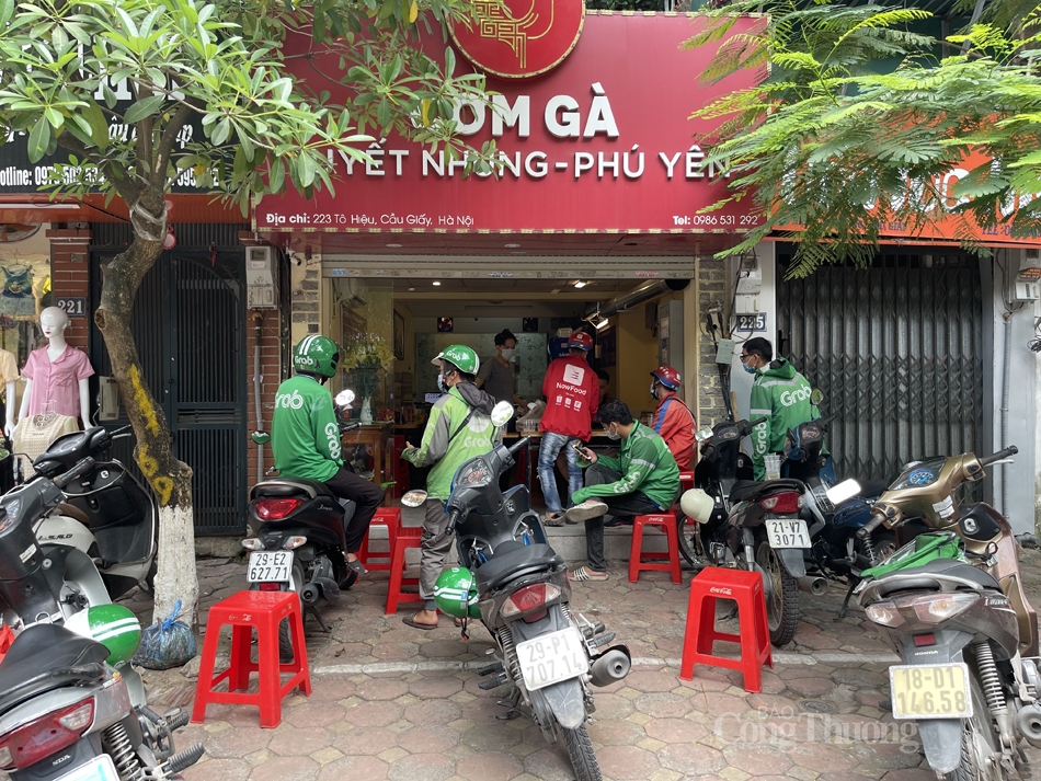 Trong một buổi trưa mỗi shipper có thể chạy được khoảng 7 - 8 đơn hàng hoặc nhiều hơn tùy khoảng cách giao nhận. Thêm vào đó, thời tiết nắng nóng mọi người cũng gọi giao đồ ăn nhiều hơn nên trung bình một ngày trừ chi phí xăng xe, ăn uống có thể kiếm được khoảng 400 – 500.000 đồng cho công việc này.