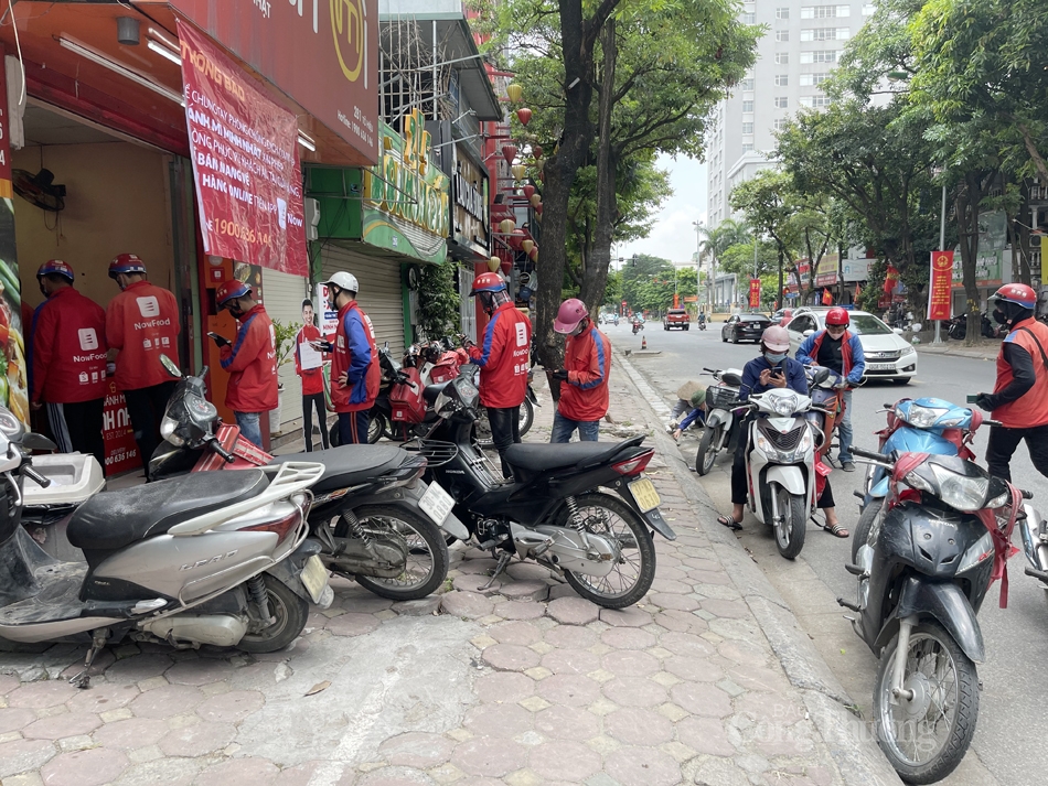 Ghi nhận tại các con phố “chuyên” ẩm thực trên địa bàn thành phố Hà Nội như Duy Tân, Tô Hiệu, Nghĩa Tân (quận Cầu Giấy), Nguyễn Trãi (quận Thanh Xuân)… các cơ sở kinh doanh dịch vụ ăn uống đã đóng cửa, chỉ bán mang về.