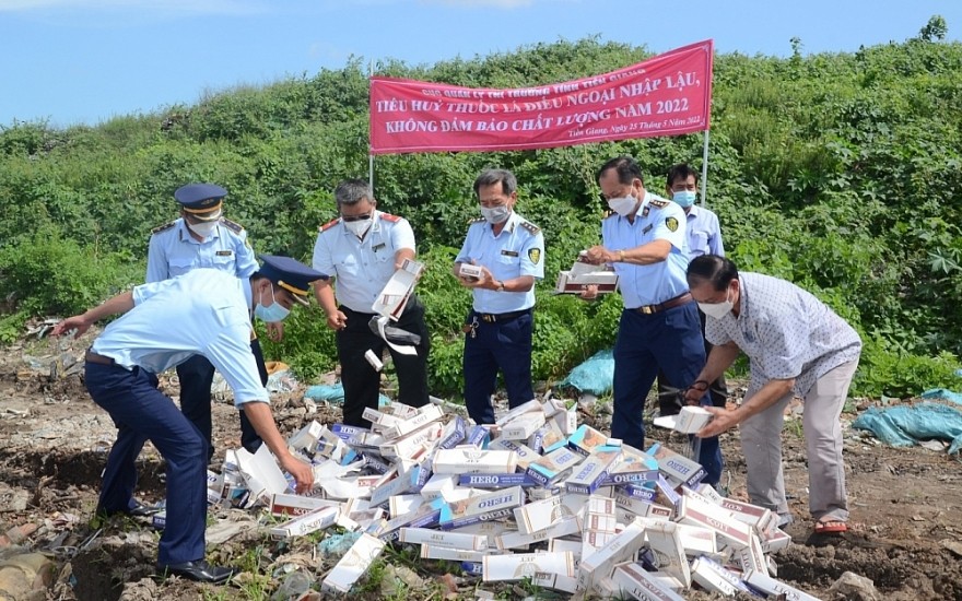 Tiêu hủy trên 10.000 bao thuốc lá điếu nhập lậu, mũ bảo hiểm không rõ nguồn gốc xuất xứ