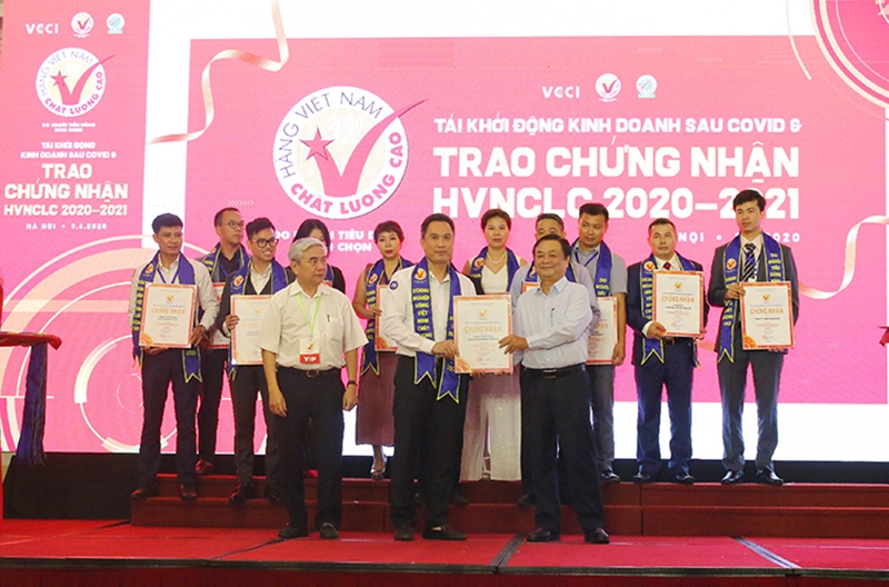 van phong pham hong ha 2 thap ky duoc vinh danh hang viet nam chat luong cao