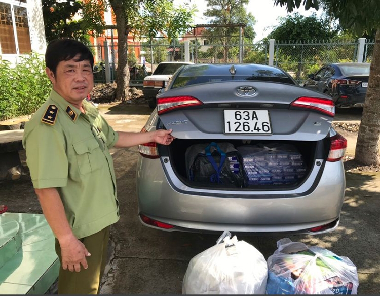 Long An: Ngăn chặn xe ô tô vận chuyển trên 6.000 bao thuốc lá điếu nhập lậu