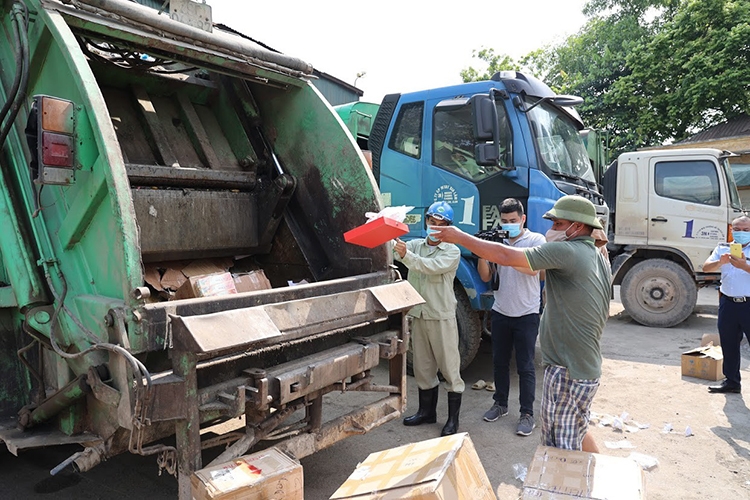 Cục QLTT Hà Nội đã tổ chức tiêu hủy hàng ngàn sản phẩm, hàng hóa là mỹ phẩm, nước hoa… không có giá trị sử dụng, không rõ nguồn gốc xuất xứ