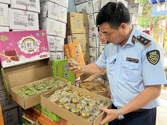 Chưa đến Trung thu, buôn lậu bánh trung thu đã rục rịch "vào mùa"