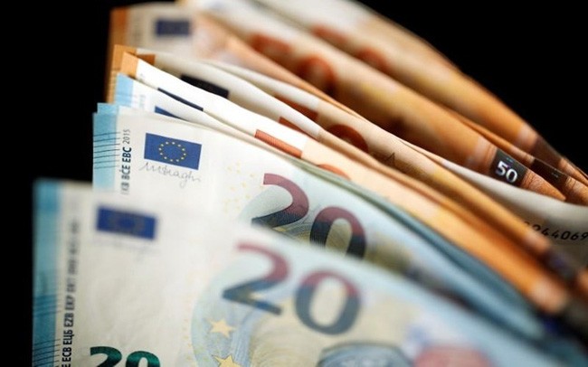 Đồng USD gần ngang giá đồng Euro lần đầu tiên trong 20 năm