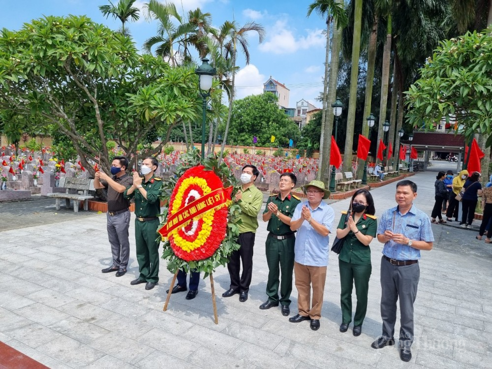 Nhân dịp kỷ niệm 75 năm Ngày Thương binh - Liệt sĩ (27/7/1947 - 27/7/2022), cùng ngày, Hội Cựu chiến binh cơ quan Bộ Công Thương đã thăm viếng, thắp hương tri ân tại Nghĩa trang Liệt sĩ Yên Viên (Hà Nội).