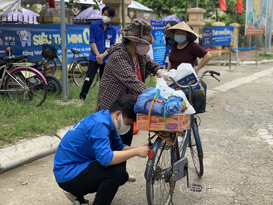 Thanh niên tình nguyện giúp đỡ người dân. 