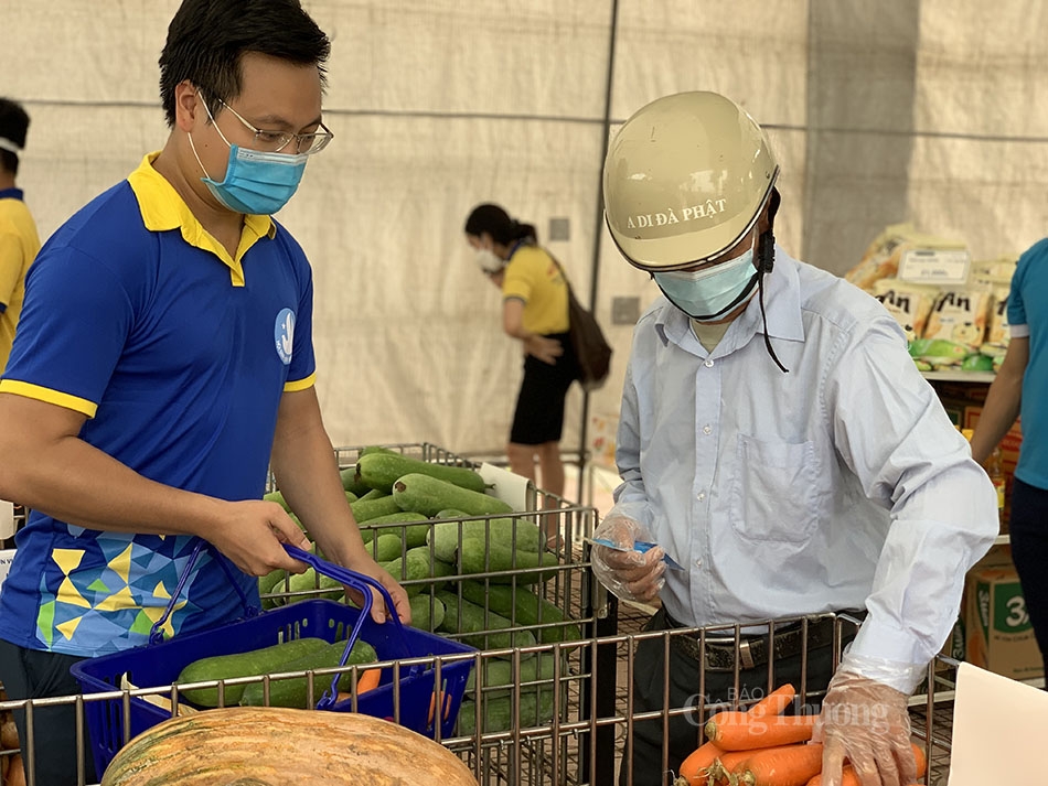 Người dân lựa chọn hàng tại siêu thị 0 đồng ở phường Đức Thắng, quận Bắc Từ Liêm. (Ảnh: TTXVN)