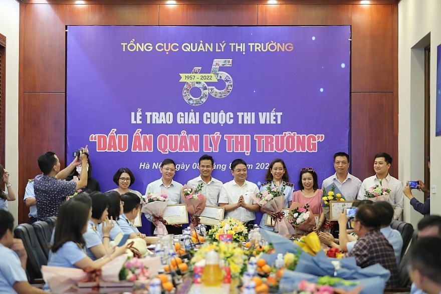 Ban Tổ chức trao hoa và Giấy chứng nhận cho các tác giả có tác phẩm đạt Giải Khuyến khích ngoài lực lượng QLTT