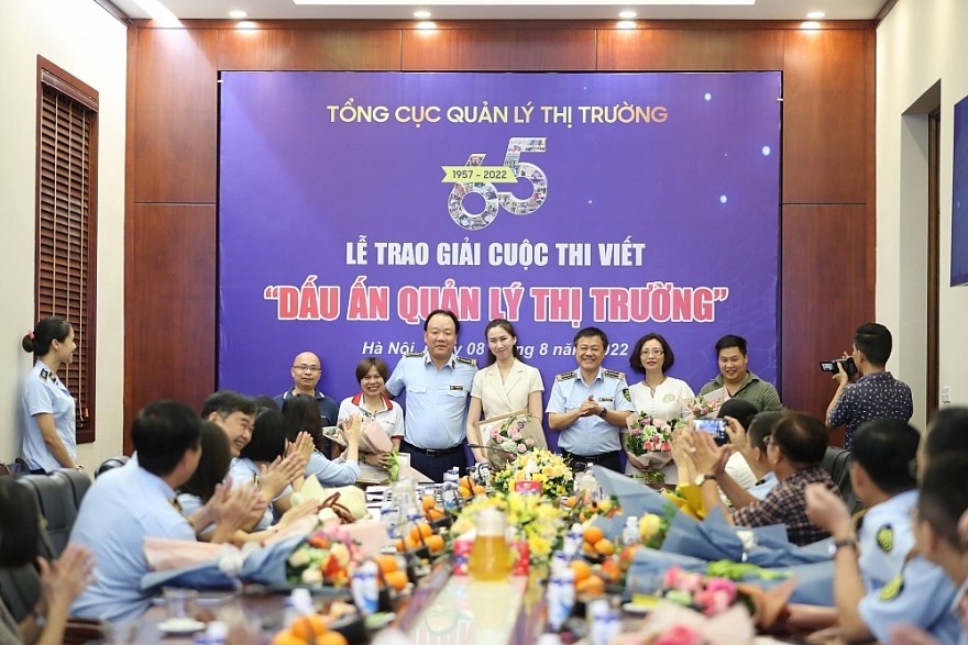 Ban tổ chức trao hoa và Giấy chứng nhận cho các tác giả có tác phẩm đạt Giải C ngoài lực lượng QLTT