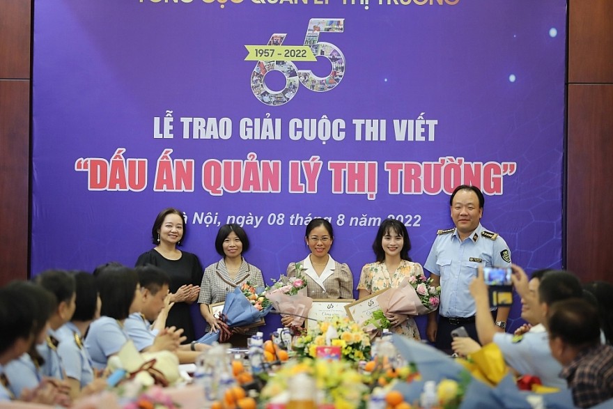 Ban Tổ chức trao hoa và Giấy chứng nhận cho các tác giả có tác phẩm đạt Giải B ngoài lực lượng QLTT