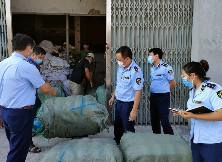 Thái Bình: Phát hiện và tạm giữ hơn 800kg hàng dệt may đã qua sử dụng