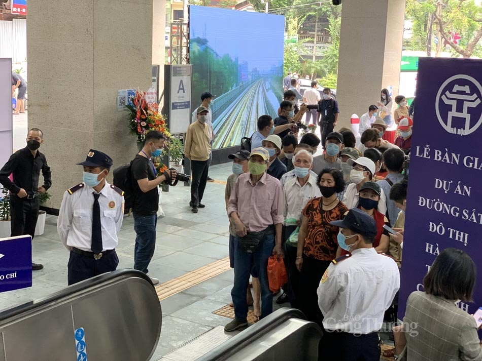 Người dân Thủ đô háo hức trải nghiệm tàu trên cao Cát Linh-Hà Đông Người dân Thủ đô háo hức trải nghiệm tàu trên cao Cát Linh-Hà Đông