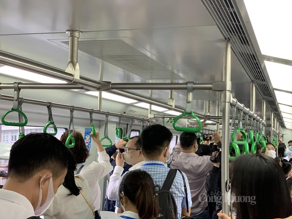 Người dân Thủ đô háo hức trải nghiệm tàu trên cao Cát Linh-Hà Đông Người dân Thủ đô háo hức trải nghiệm tàu trên cao Cát Linh-Hà Đông