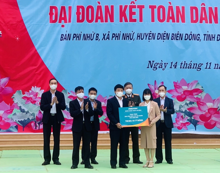 Bà Nguyễn Thị Hương – Phó Tổng Giám đốc ABBANK trao tặng 200 căn nhà cho đại diện địa phương với sự chứng kiến của Đại tướng Tô Lâm