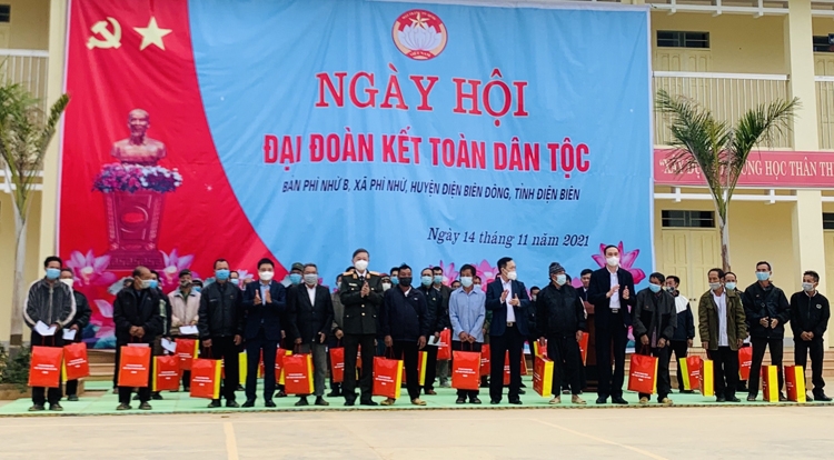 Bộ trưởng Tô Lâm trao quà tặng các già làng, trưởng bản, người có uy tín trong phong trào Toàn dân bảo vệ an ninh Tổ quốc trên địa bàn xã Phì Nhừ 