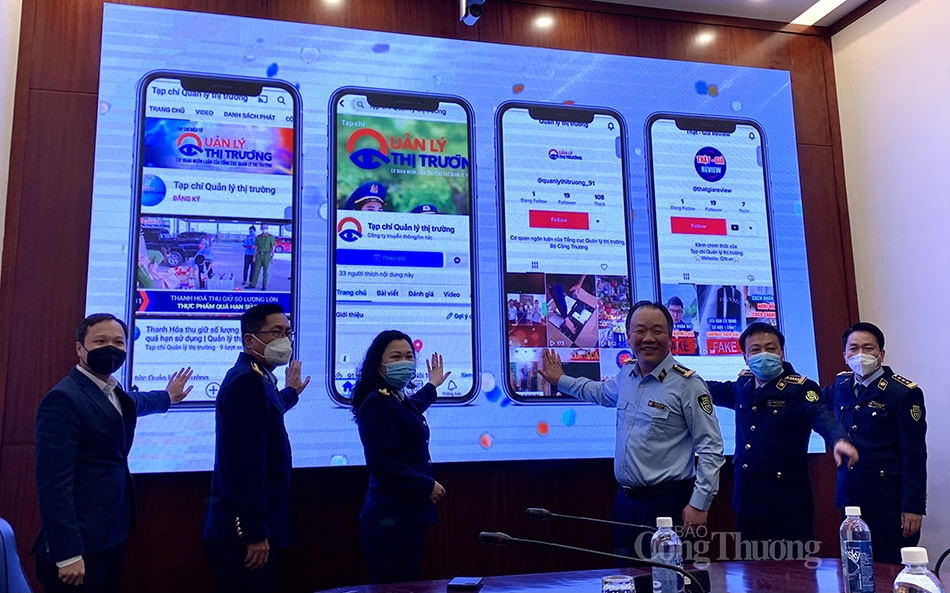 Tổng Cục trưởng Trần Hữu Linh cùng các đại biểu nhấn nút giới thiệu các nền tảng mạng xã hội của Tạp chí QLTT Tổng Cục trưởng Trần Hữu Linh cùng các đại biểu nhấn nút giới thiệu các nền tảng mạng xã hội của Tạp chí QLTT