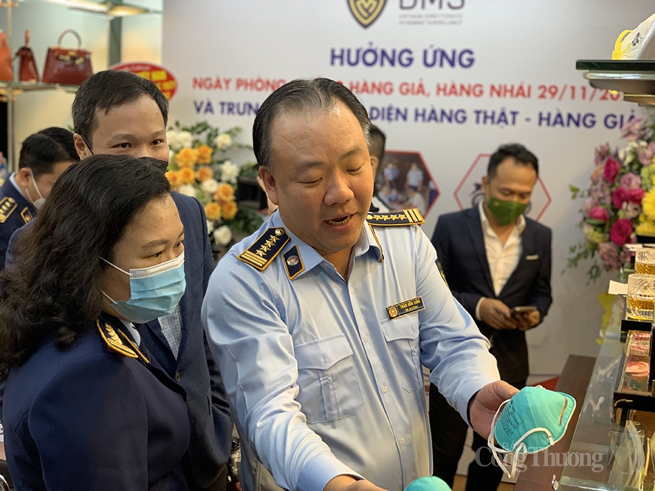 Tổng Cục trưởng Trần Hữu Linh cùng các đại biểu tham quan Phòng trưng bày nhận diện hàng thật - hàng giả Tổng Cục trưởng Trần Hữu Linh cùng các đại biểu tham quan Phòng trưng bày nhận diện hàng thật - hàng giả