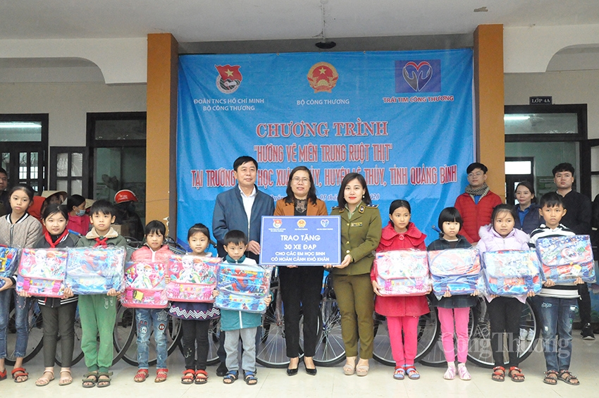 Đoàn Thanh niên Bộ Công Thương: Sẻ chia yêu thương nơi vùng lũ Quảng Bình