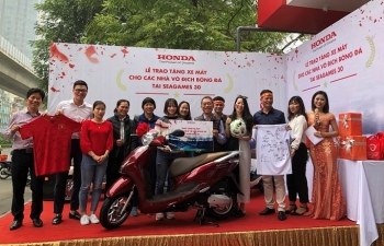 honda viet nam hoan thanh ban giao xe cho hai doi bong da