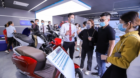 vinfast khai truong dong loat 64 showroom xe may dien