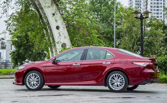 toyota viet nam se ra mat camry the he thu 8