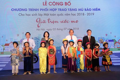 Gần 2 triệu học sinh lớp một được tặng mũ bảo hiểm trong năm học mới